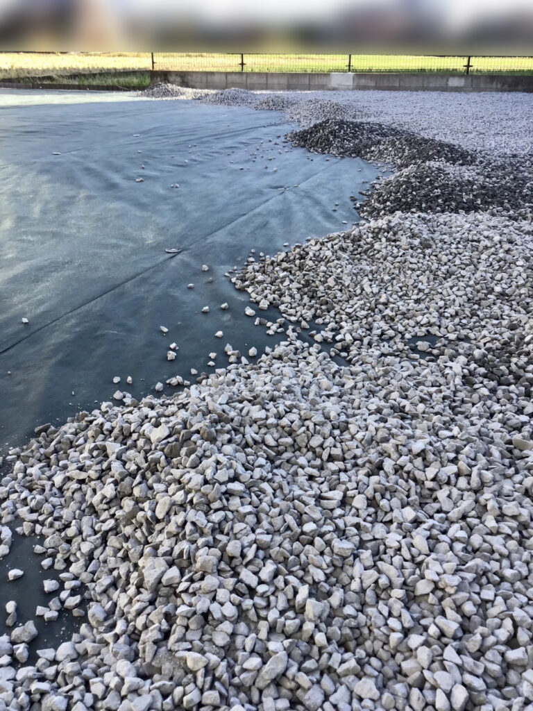 【高松市ＹＯ様邸】裏庭の雑草対策！防草シートと砂利敷き完了✨ (株)カインズガーデン｜香川県の庭リフォーム工事，庭仕舞い