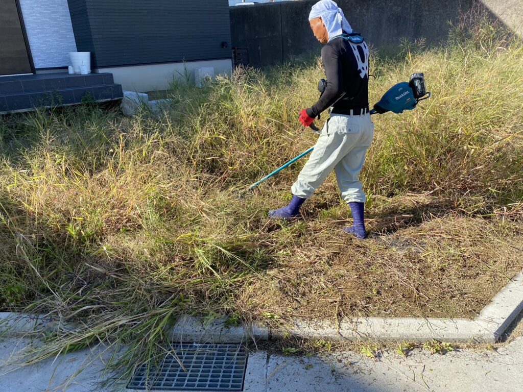 【高松市Ｋ様邸】お庭正面や裏庭の雑草対策，玄関周りの庭リフォーム工事、着工⛑ (株)カインズガーデン｜香川県の庭仕舞い