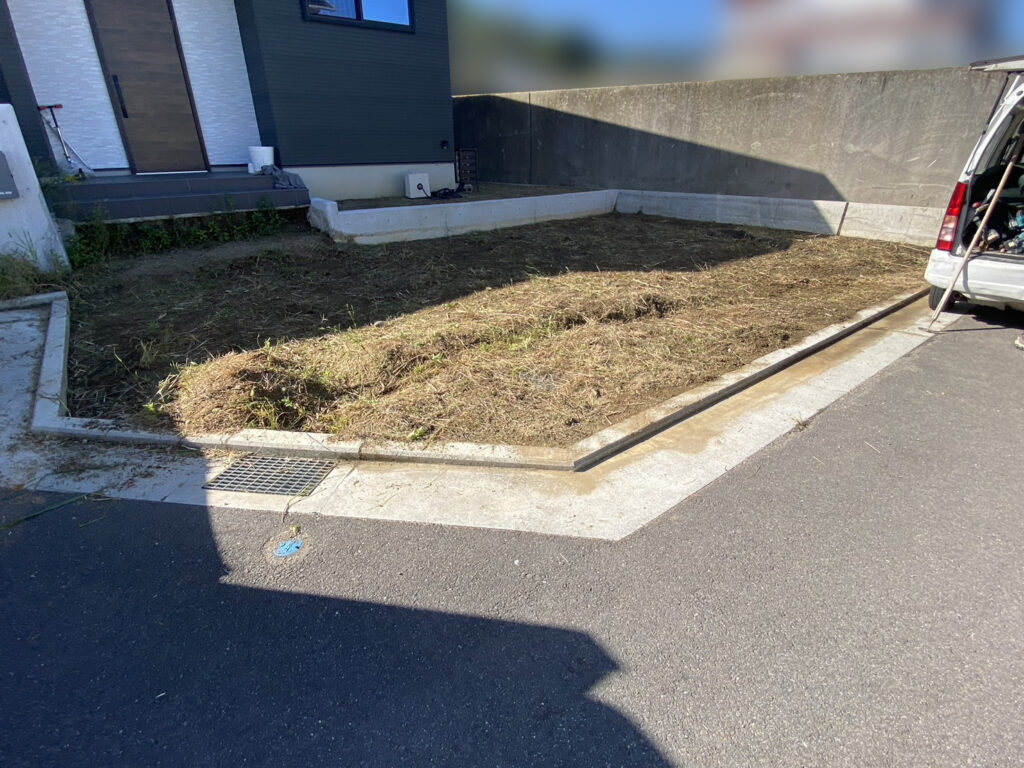 【高松市Ｋ様邸】お庭正面や裏庭の雑草対策，玄関周りの庭リフォーム工事、着工⛑ (株)カインズガーデン｜香川県の庭仕舞い