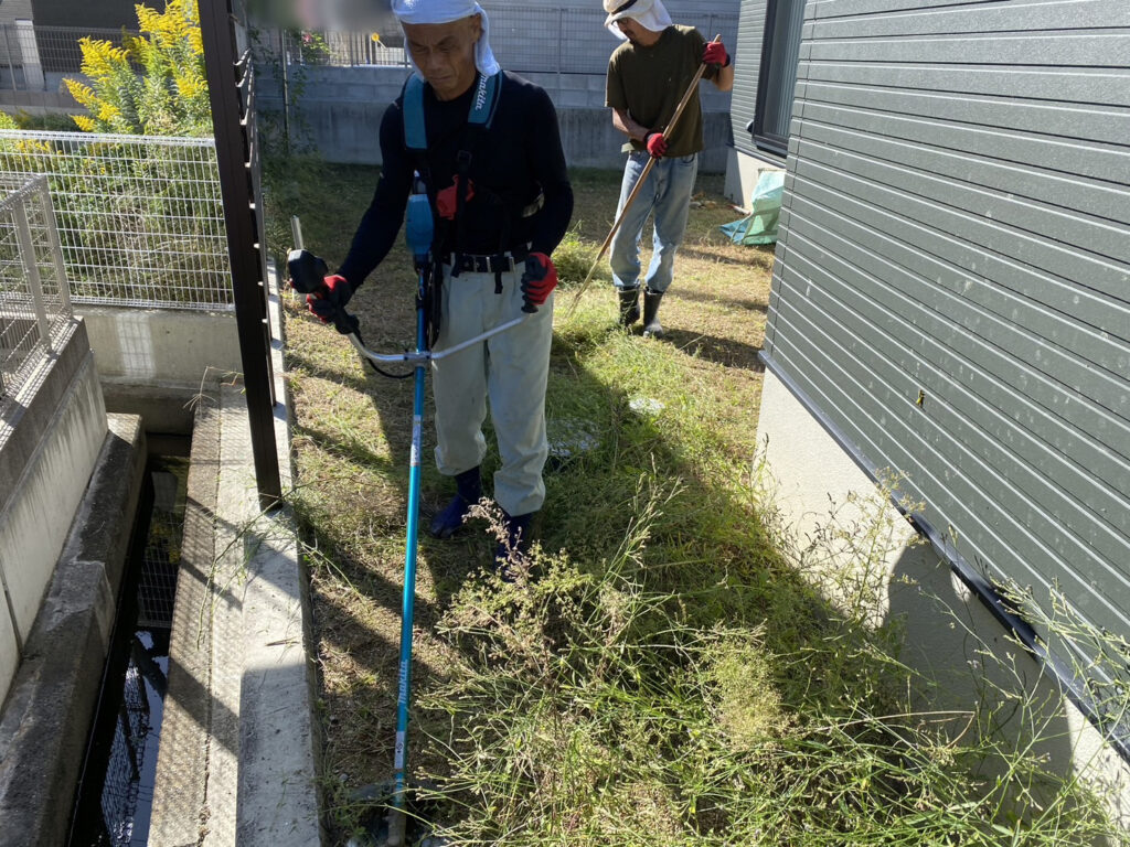 【高松市Ｋ様邸】お庭正面や裏庭の雑草対策，玄関周りの庭リフォーム工事、着工⛑ (株)カインズガーデン｜香川県の庭仕舞い