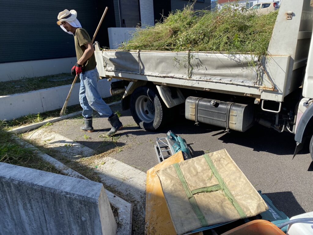 【高松市Ｋ様邸】お庭正面や裏庭の雑草対策，玄関周りの庭リフォーム工事、着工⛑ (株)カインズガーデン｜香川県の庭仕舞い