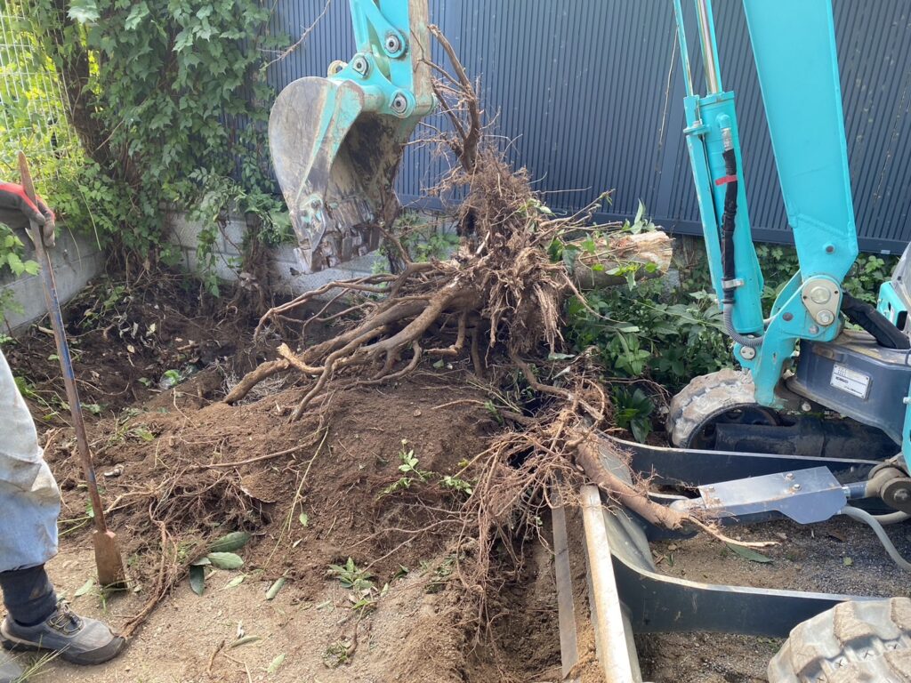 【高松市Ｍ様邸】庭木・植栽・花壇等を撤去しスッキリ庭仕舞い✨昨日着工⛑ (株)カインズガーデン｜香川県の庭リフォーム工事