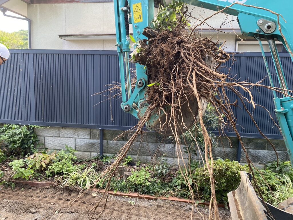 【高松市Ｍ様邸】庭木・植栽・花壇等を撤去しスッキリ庭仕舞い✨昨日着工⛑ (株)カインズガーデン｜香川県の庭リフォーム工事