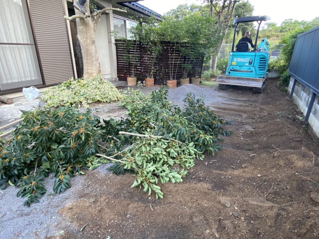 【高松市Ｍ様邸】庭木・植栽・花壇等を撤去しスッキリ庭仕舞い✨昨日着工⛑ (株)カインズガーデン｜香川県の庭リフォーム工事