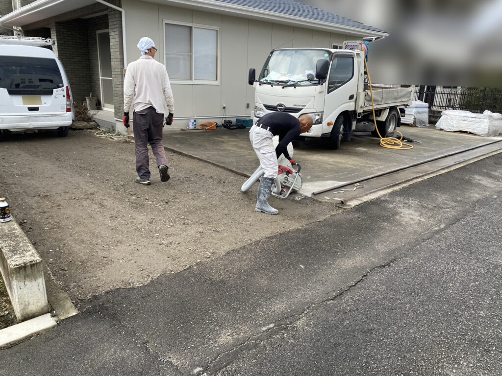 【高松市ＹＯ様邸】既存門扉のレールとコンクリートをハツって撤去 (株)カインズガーデン｜香川の庭リフォーム工事，庭仕舞い