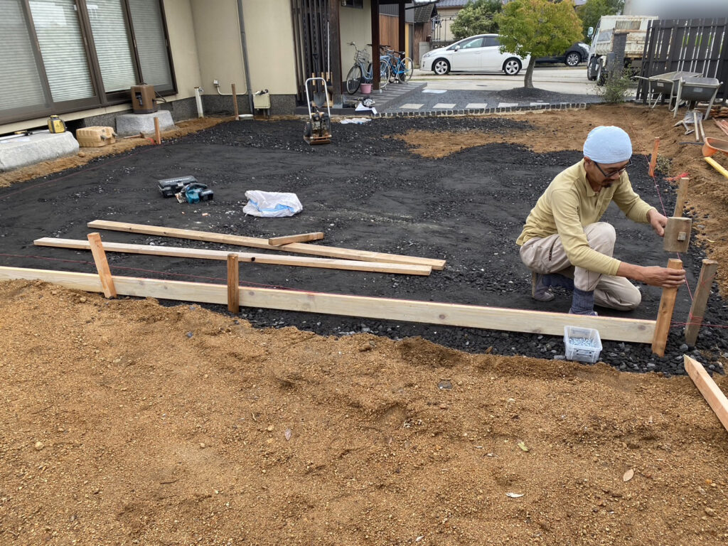 【高松市ＯＢ様・Ａ様邸】裏庭砂利敷き・正面土間コンクリート準備 (株)カインズガーデン｜香川の雑草対策，庭リフォーム工事