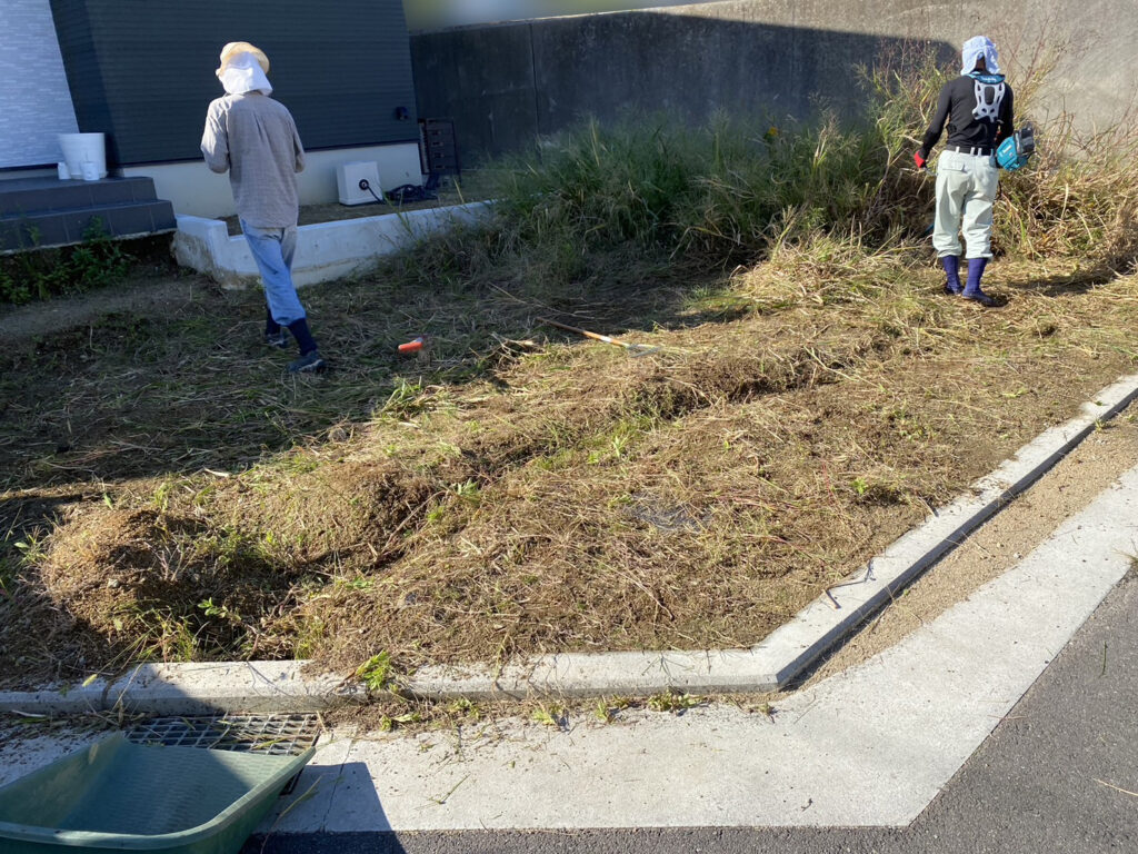 【高松市Ｋ様邸】お庭正面や裏庭の雑草対策，玄関周りの庭リフォーム工事、着工⛑ (株)カインズガーデン｜香川県の庭仕舞い