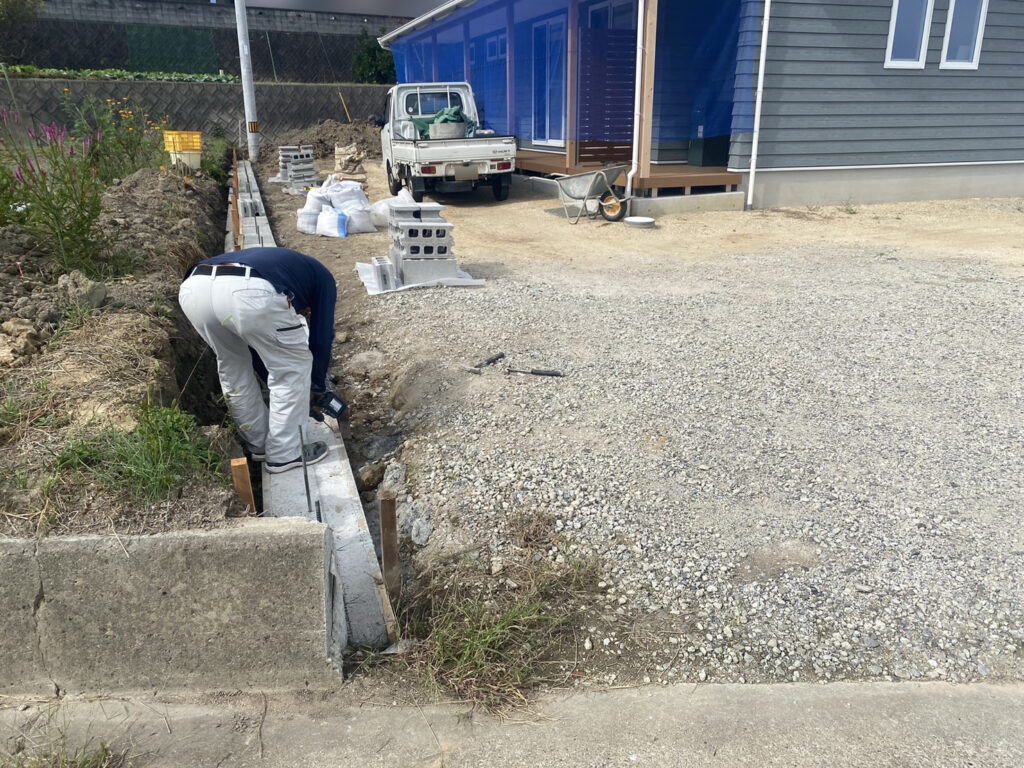 【善通寺市Ｈ様邸】境界CBブロック完成・甘土の移設等 (株)カインズガーデン｜香川県の庭リフォーム，庭仕舞い工事