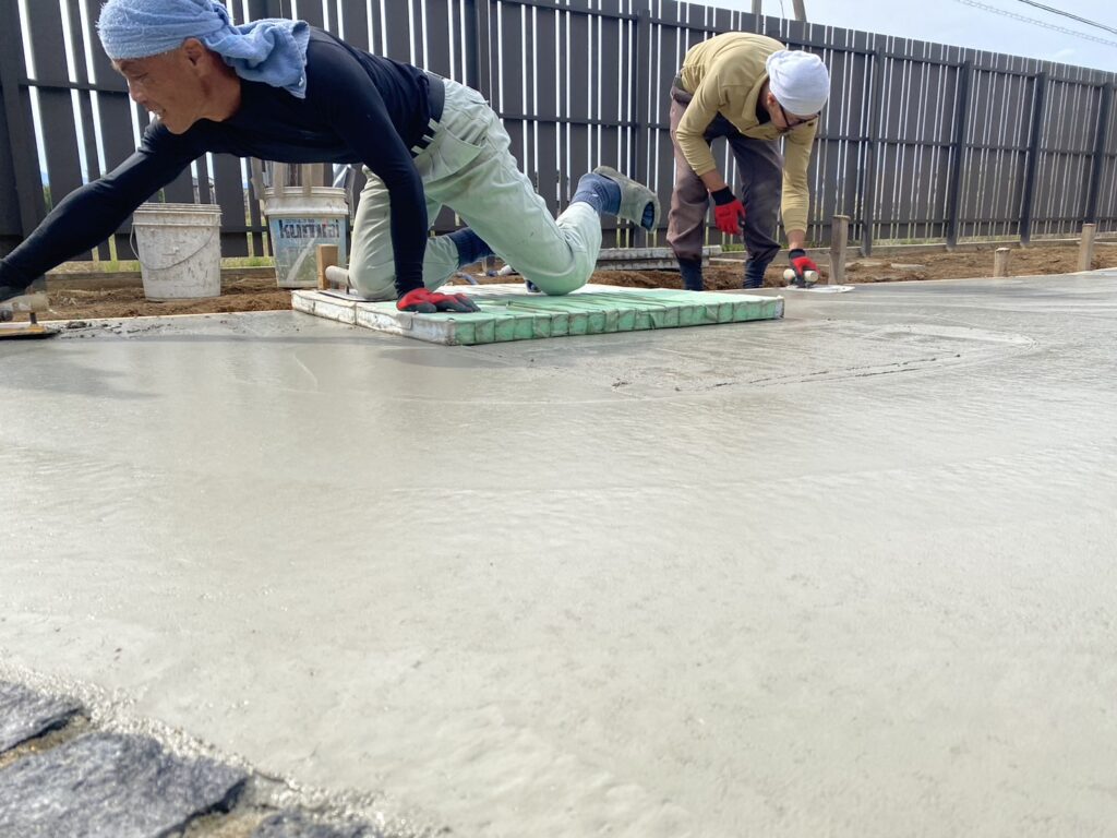 【高松市ＯＢ様・Ａ様邸】土間コンクリート打設と雑草対策仕上げの最終日☆ (株)カインズガーデン｜香川県の庭仕舞い工事