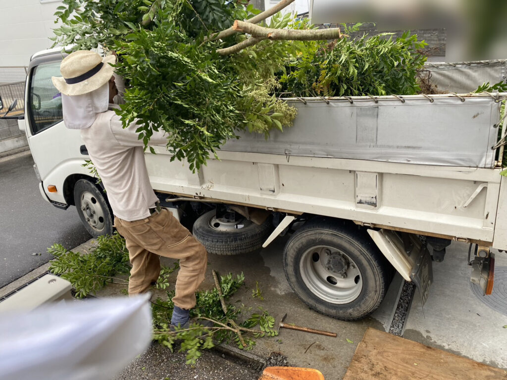 【香川県高松市Ｎ様邸】天然芝・庭木撤去し雑草対策，ハムちゃんお墓移設，テラス設置等の庭リフォーム工事着工⛑ (株)カインズガーデン