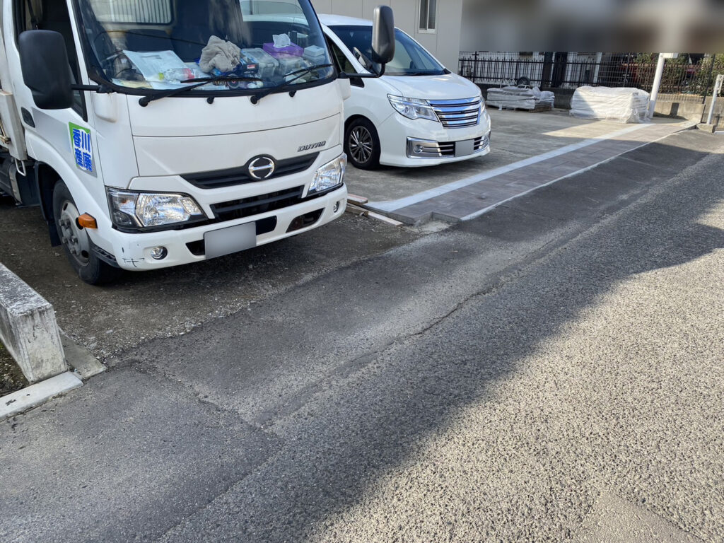 【高松市ＹＯ様邸】駐車場前のタイル施工完了✨猫のかわいい立水栓も設置♪ (株)カインズガーデン｜香川県の庭リフォーム工事，庭仕舞い