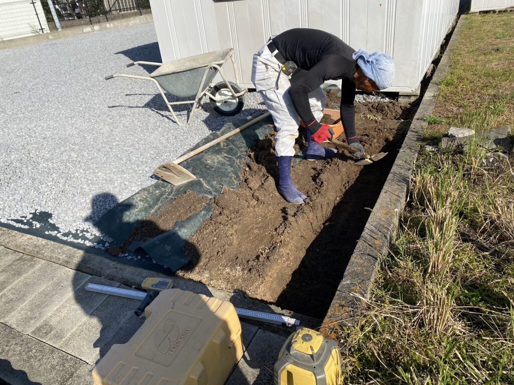 【高松市ＹＯ様邸】駐車場前のタイル施工完了✨猫のかわいい立水栓も設置♪ (株)カインズガーデン｜香川県の庭リフォーム工事，庭仕舞い