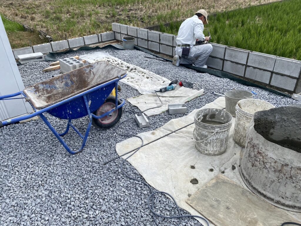 【高松市ＹＯ様邸】裏庭の境界ブロック工事，正面の門壁設置 (株)カインズガーデン｜香川県の庭リフォーム工事，庭仕舞い工事