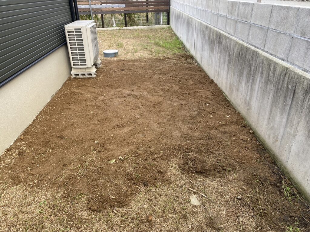 【高松市Ｋ様邸】雑草撤去と鋤取りＯＫ！玄関に階段を増やします (株)カインズガーデン｜香川県の雑草対策工事，庭リフォーム