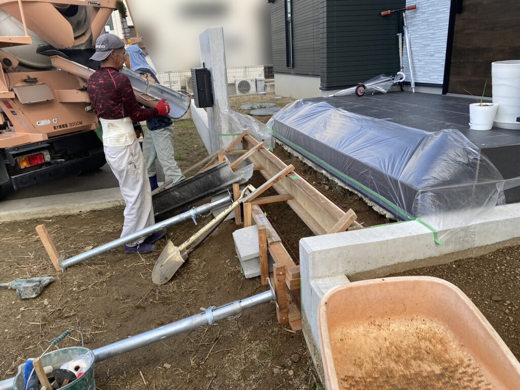 【高松市Ｋ様邸】雑草撤去と鋤取りＯＫ！玄関に階段を増やします (株)カインズガーデン｜香川県の雑草対策工事，庭リフォーム