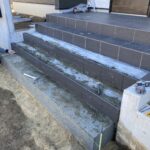 【高松市Ｋ様邸】玄関前タイル張り開始，裏庭はスッキリ鋤取り完了 (株)カインズガーデン｜香川県の雑草対策，庭仕舞い工事