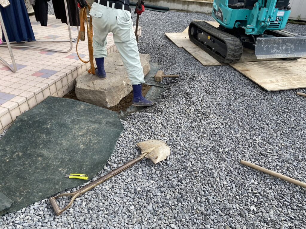 【高松市ＹＯ様邸】門壁と門袖完成✨化粧ブロックの凸凹がお洒落 (株)カインズガーデン｜香川県の庭リフォーム工事，庭仕舞い