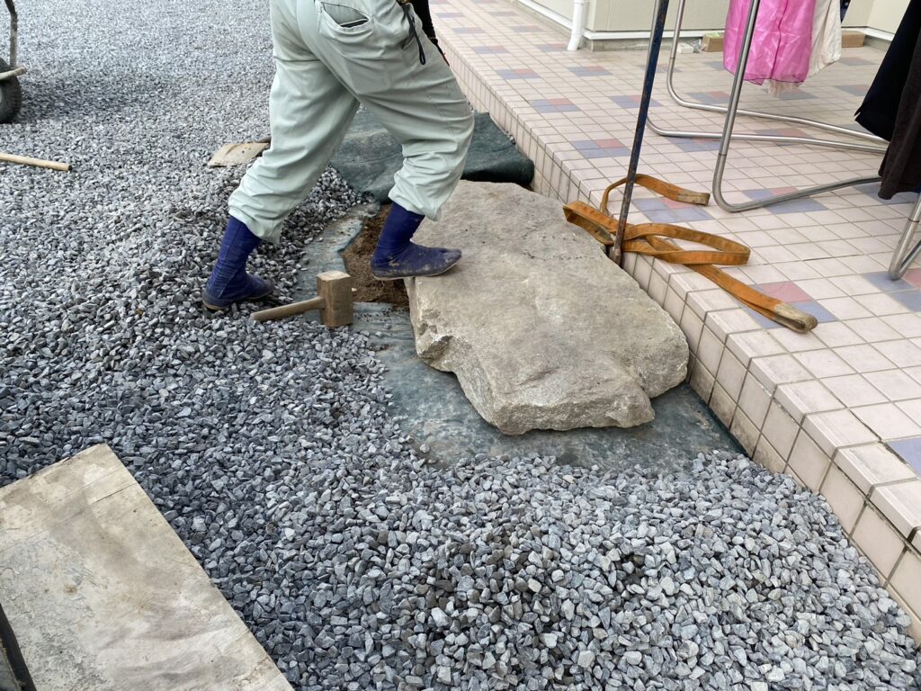 【高松市ＹＯ様邸】門壁と門袖完成✨化粧ブロックの凸凹がお洒落 (株)カインズガーデン｜香川県の庭リフォーム工事，庭仕舞い