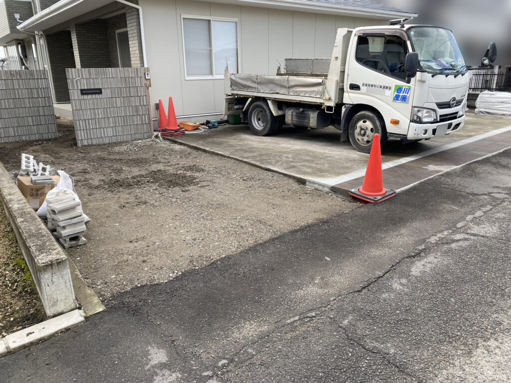 【高松市ＹＯ様邸】門壁と門袖完成✨化粧ブロックの凸凹がお洒落 (株)カインズガーデン｜香川県の庭リフォーム工事，庭仕舞い