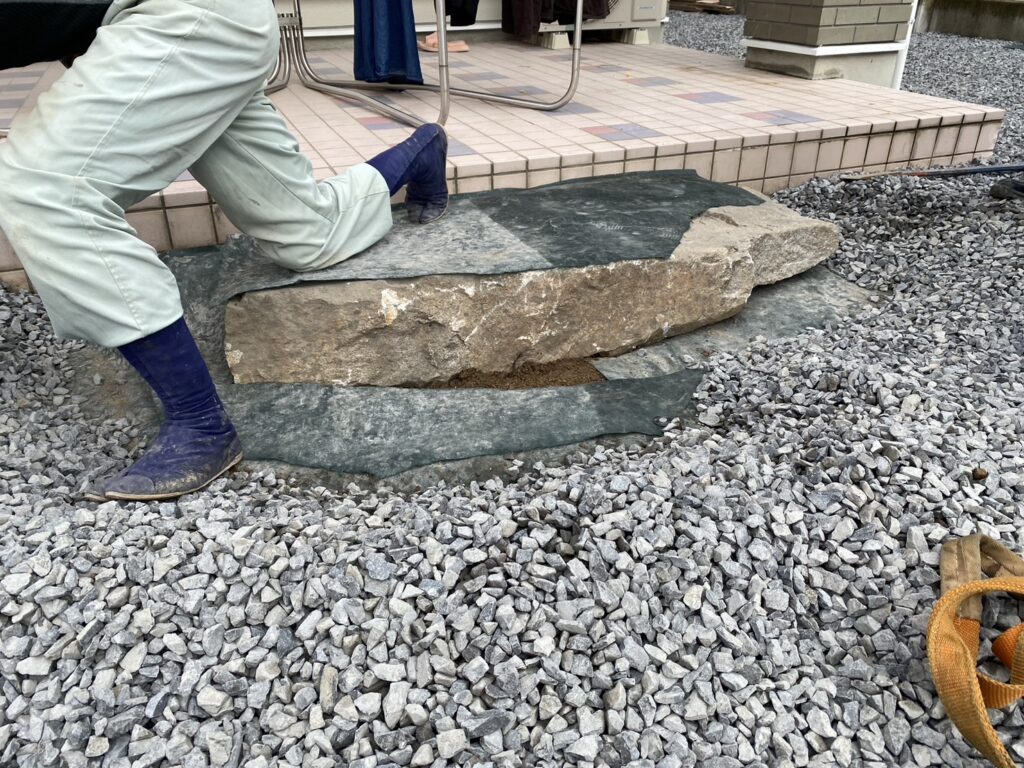 【高松市ＹＯ様邸】門壁と門袖完成✨化粧ブロックの凸凹がお洒落 (株)カインズガーデン｜香川県の庭リフォーム工事，庭仕舞い