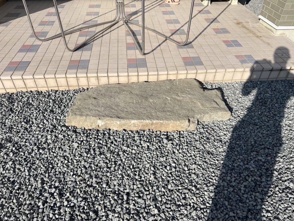 【高松市ＹＯ様邸】門壁と門袖完成✨化粧ブロックの凸凹がお洒落 (株)カインズガーデン｜香川県の庭リフォーム工事，庭仕舞い