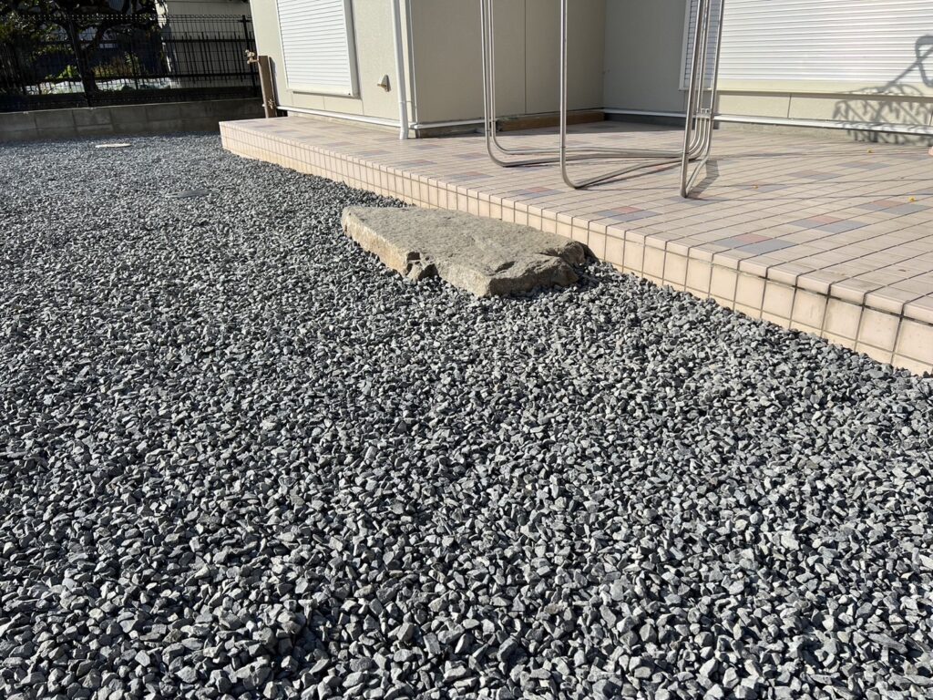 【高松市ＹＯ様邸】門壁と門袖完成✨化粧ブロックの凸凹がお洒落 (株)カインズガーデン｜香川県の庭リフォーム工事，庭仕舞い