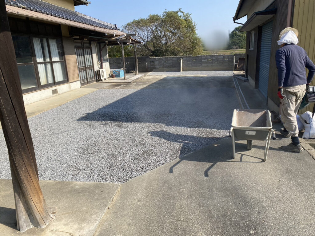 【綾川町ＫＵ様邸】防草シート職人！？本気の雑草対策は防草シートの張り方次第 (株)カインズガーデン｜香川県の庭仕舞い工事