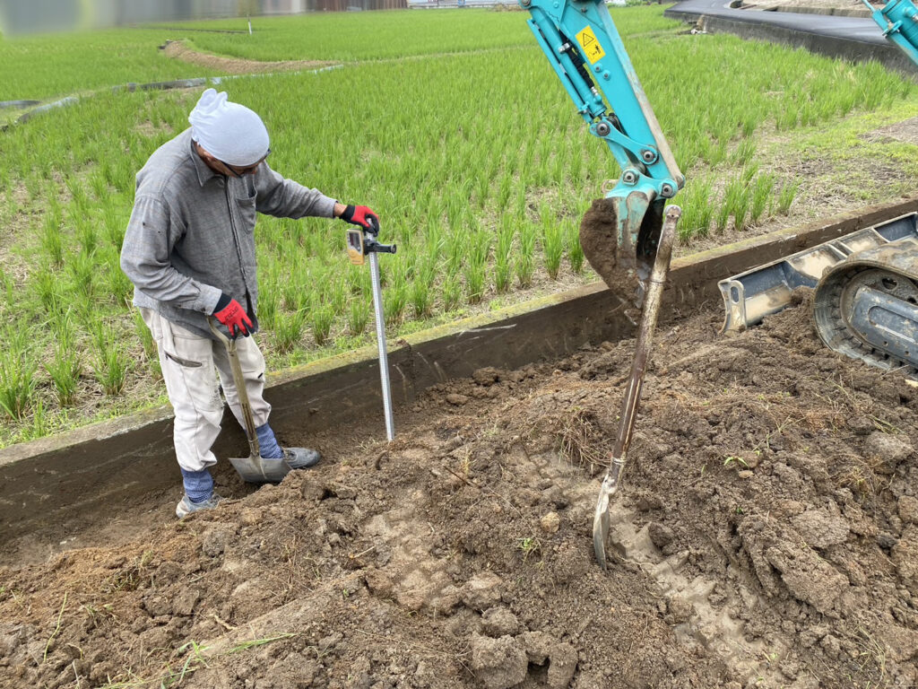 【綾歌町Ｎ様邸】外周ブロック設置と雑草対策工事、本日着工⛑ (株)カインズガーデン｜香川県の庭リフォーム工事，庭仕舞い