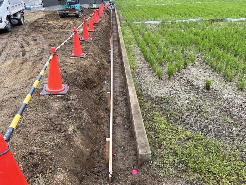 【綾歌町Ｎ様邸】敷地境界のブロックベース完了！雑草撤去や鋤取り整地中 (株)カインズガーデン｜香川県の庭リフォーム工事，庭仕舞い