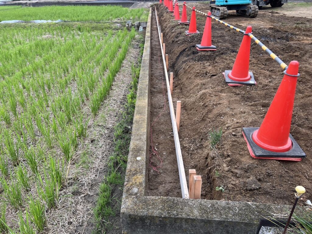 【綾歌町Ｎ様邸】敷地境界のブロックベース完了！雑草撤去や鋤取り整地中 (株)カインズガーデン｜香川県の庭リフォーム工事，庭仕舞い