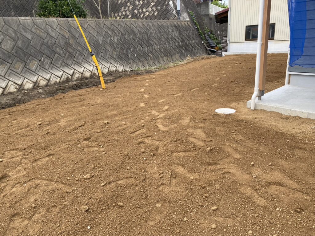 【善通寺市Ｈ様邸】路盤・整地・カーポート柱 (株)カインズガーデン｜香川県の雑草対策，庭リフォーム工事，庭仕舞い