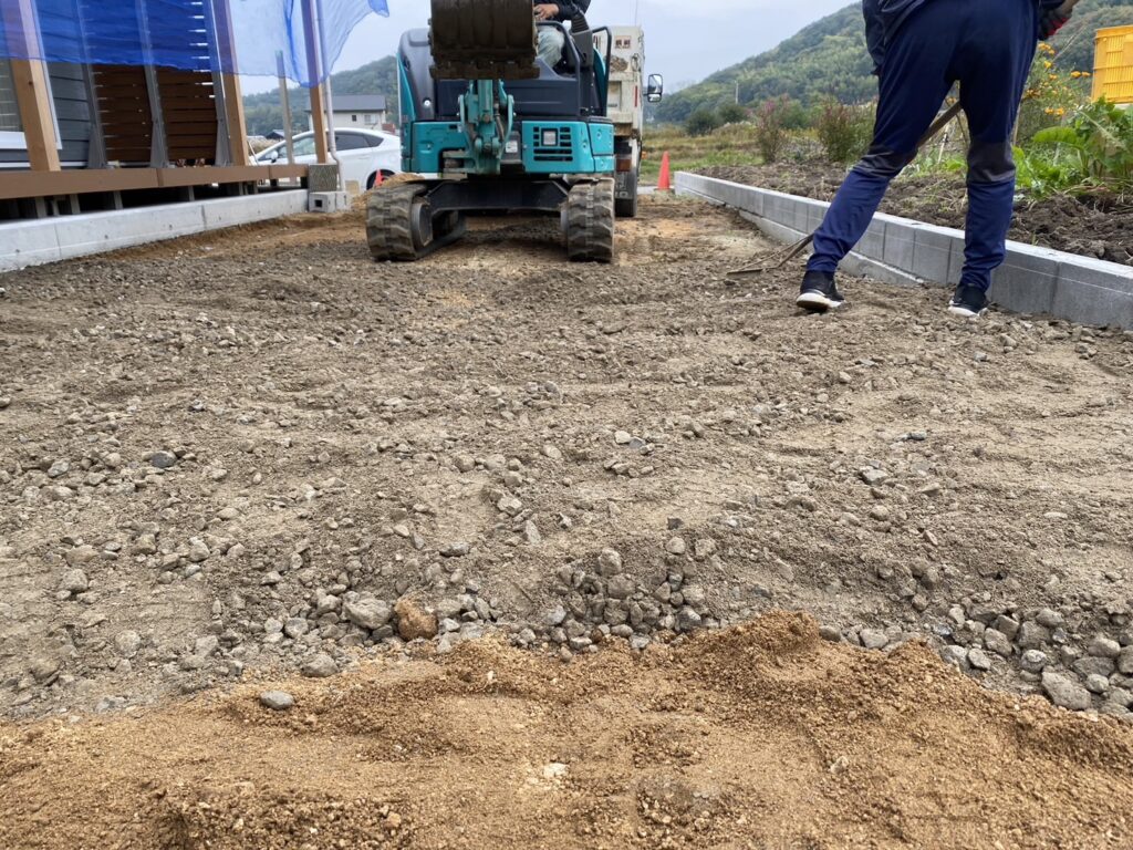 【善通寺市Ｈ様邸】路盤・整地・カーポート柱 (株)カインズガーデン｜香川県の雑草対策，庭リフォーム工事，庭仕舞い