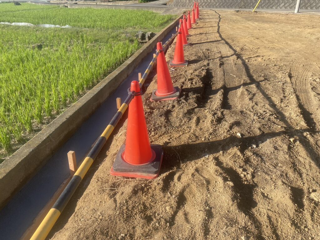 【綾歌町Ｎ様邸】敷地境界のブロックベース完了！雑草撤去や鋤取り整地中 (株)カインズガーデン｜香川県の庭リフォーム工事，庭仕舞い