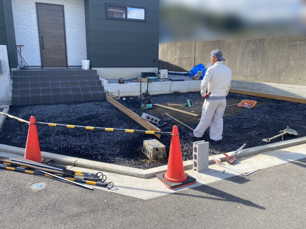 【高松市Ｋ様邸】裏庭雑草対策・砂利敷き完了！土間コンクリート準備 (株)カインズガーデン｜香川県の庭リフォーム工事，庭仕舞い