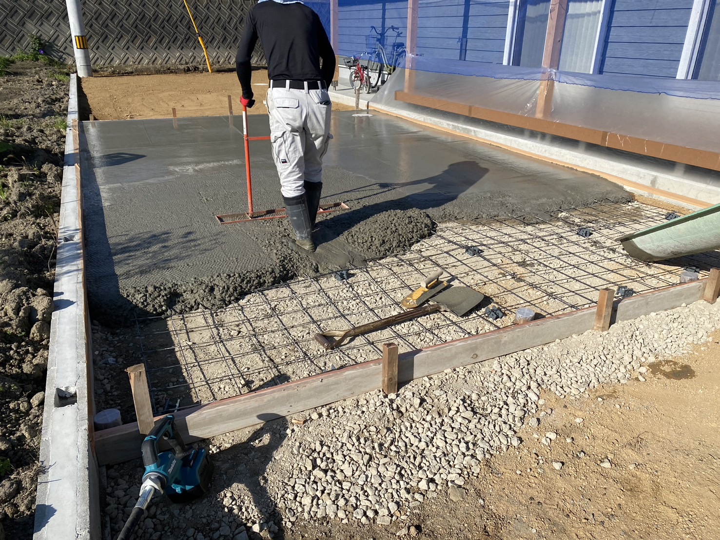【善通寺市Ｈ様邸】デッキ前の土間コンクリート打設中 (株)カインズガーデン｜香川県の雑草対策，庭リフォーム工事，庭仕舞い