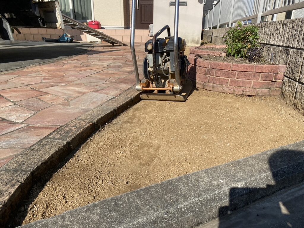 【丸亀市Ｎｉ様邸】雑草撤去と鋤取り完了✨自転車通り道の準備中 (株)カインズガーデン｜香川県の雑草対策，庭仕舞い工事