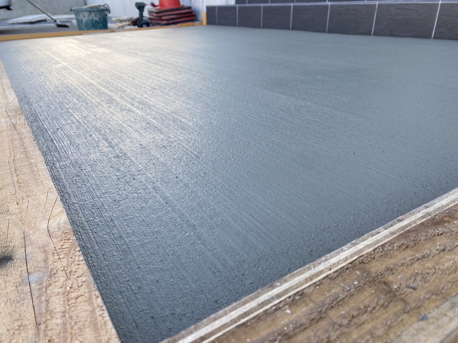 【高松市Ｋ様邸】正面の門壁前コンクリート打設完了！刷毛引き仕上げ (株)カインズガーデン｜香川県の庭リフォーム，庭仕舞い