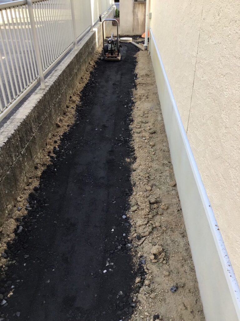 【丸亀市Ｎｉ様邸】雑草撤去と鋤取り完了✨自転車通り道の準備中 (株)カインズガーデン｜香川県の雑草対策，庭仕舞い工事