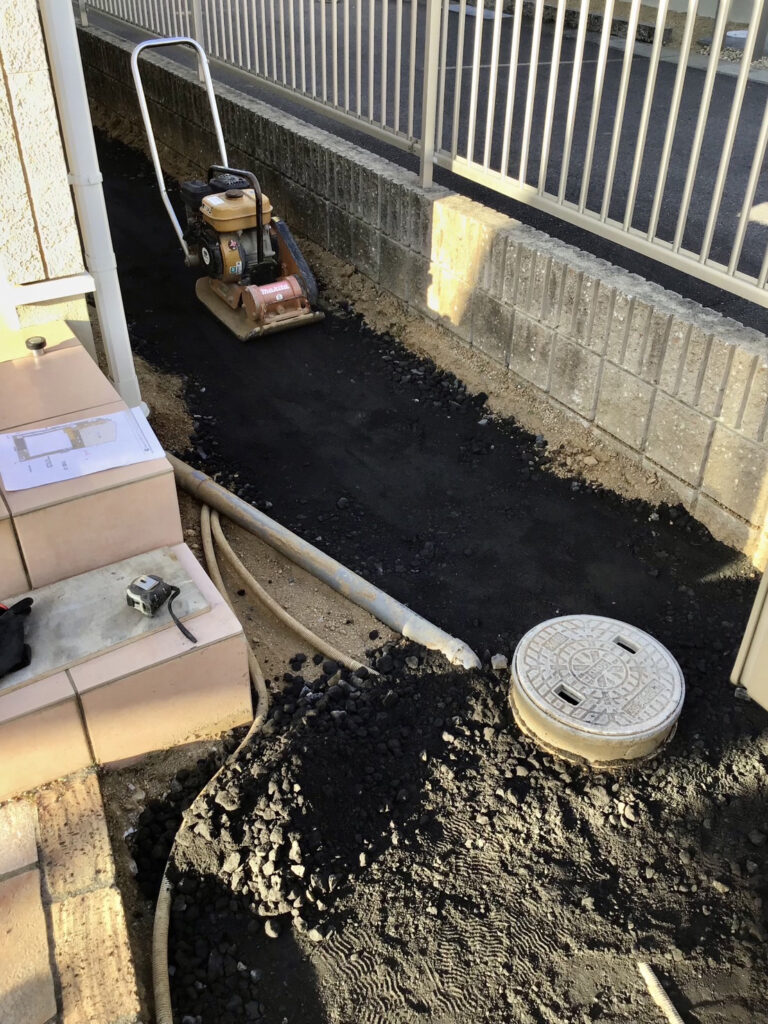 【丸亀市Ｎｉ様邸】雑草撤去と鋤取り完了✨自転車通り道の準備中 (株)カインズガーデン｜香川県の雑草対策，庭仕舞い工事