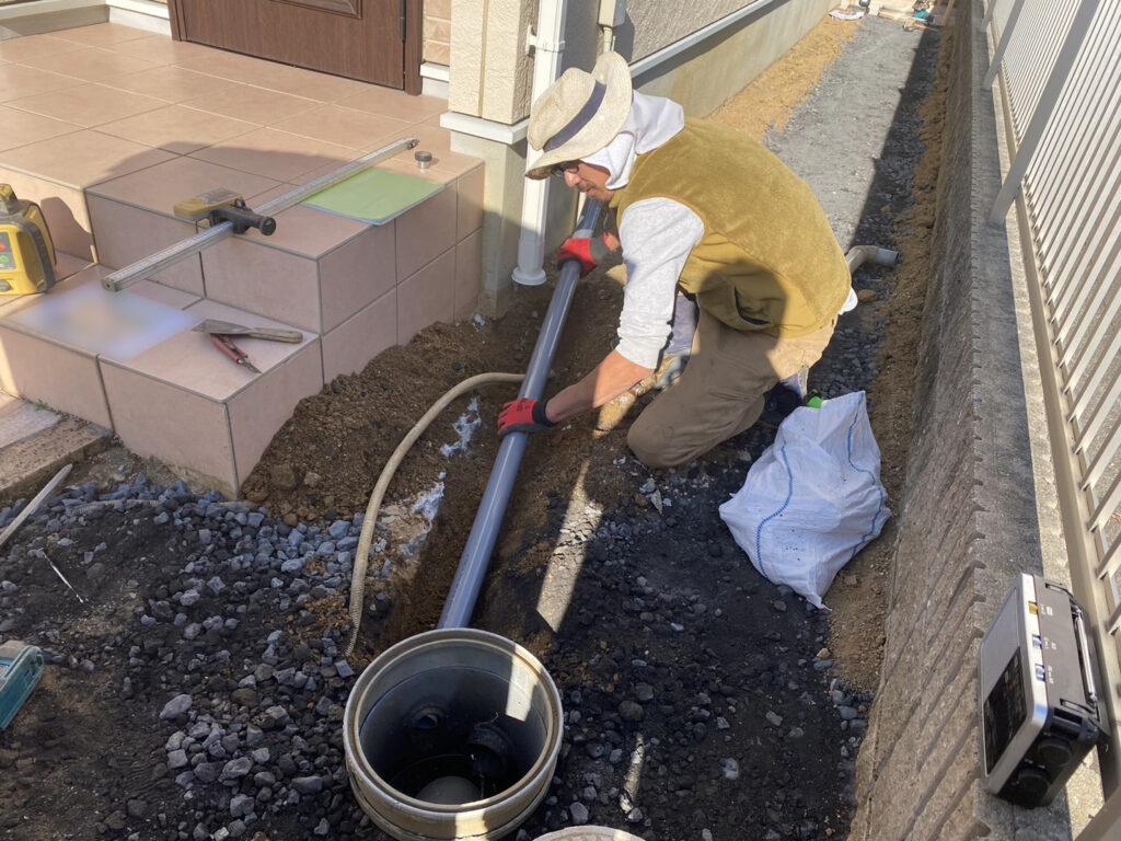 【丸亀市Ｎｉ様邸】雑草撤去と鋤取り完了✨自転車通り道の準備中 (株)カインズガーデン｜香川県の雑草対策，庭仕舞い工事