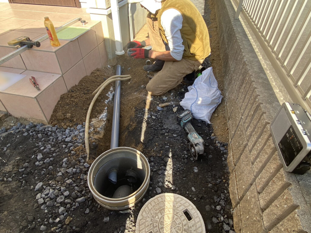 【丸亀市Ｎｉ様邸】雑草撤去と鋤取り完了✨自転車通り道の準備中 (株)カインズガーデン｜香川県の雑草対策，庭仕舞い工事