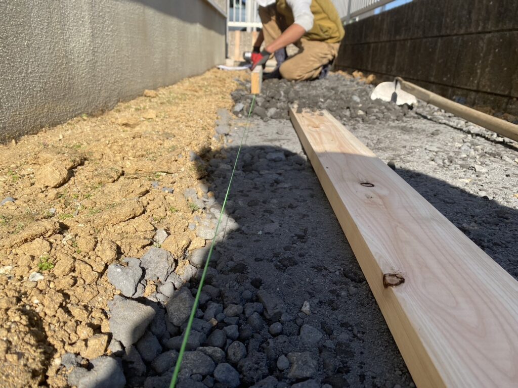 【丸亀市Ｎｉ様邸】雑草撤去と鋤取り完了✨自転車通り道の準備中 (株)カインズガーデン｜香川県の雑草対策，庭仕舞い工事