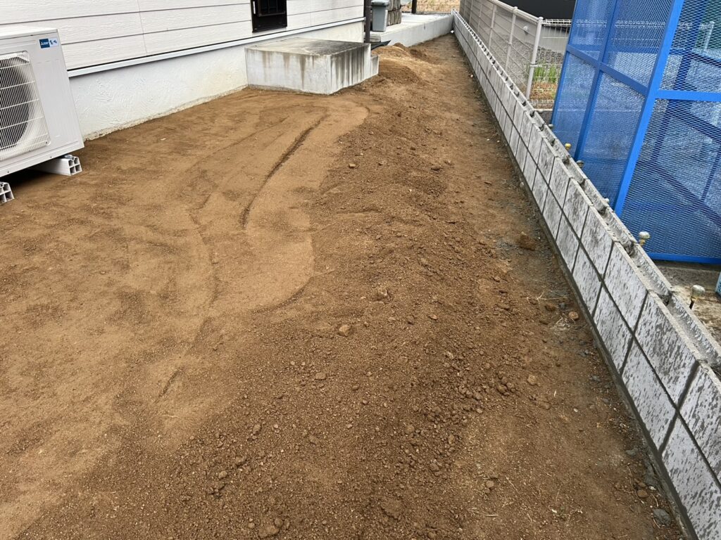 【綾歌町Ｎ様邸】鋤取り整地完了✨雑草対策の防草シート張りと砂利搬入 (株)カインズガーデン｜香川県の庭仕舞い工事