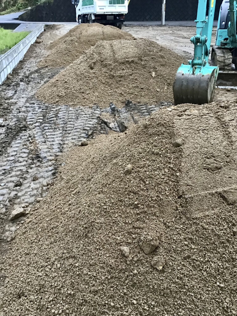 【綾歌町Ｎ様邸】鋤取り整地完了✨雑草対策の防草シート張りと砂利搬入 (株)カインズガーデン｜香川県の庭仕舞い工事