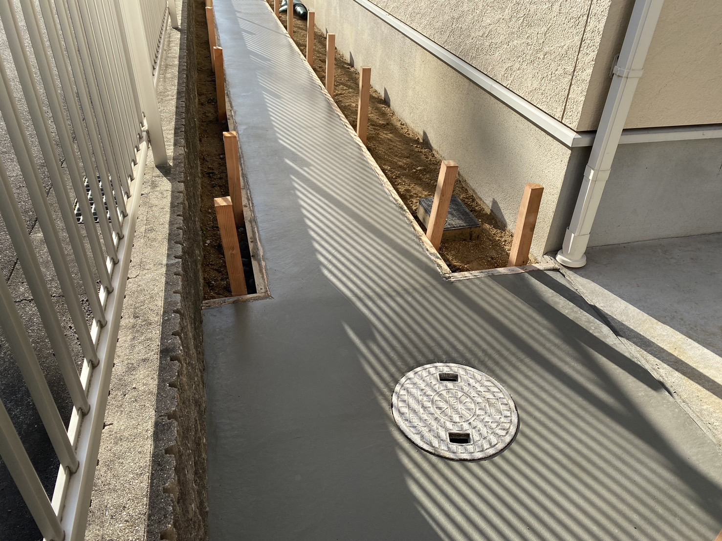 【丸亀市Ｎｉ様邸】物置下も雑草対策完了✨自転車道の土間コンクリート打設 (株)カインズガーデン｜香川県の庭仕舞い工事