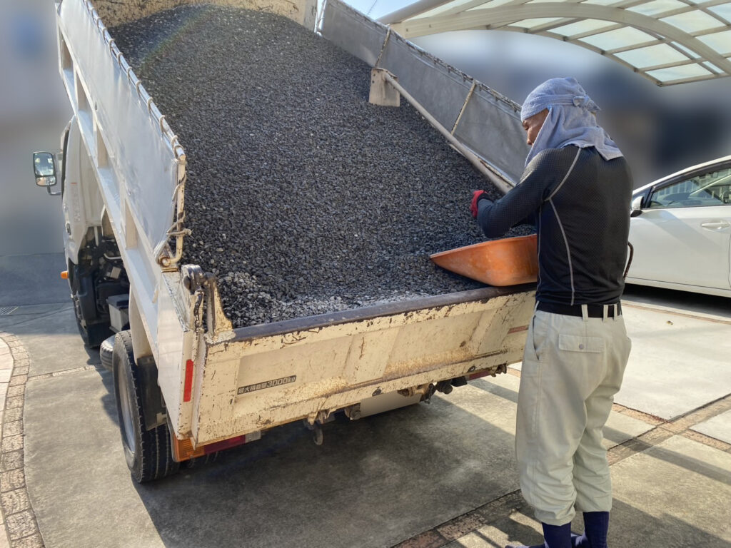 【丸亀市Ｎｉ様邸】自転車置き場までの通り道完成✨雑草対策砂利仕上げ中 (株)カインズガーデン｜香川県の庭リフォーム工事，庭仕舞い