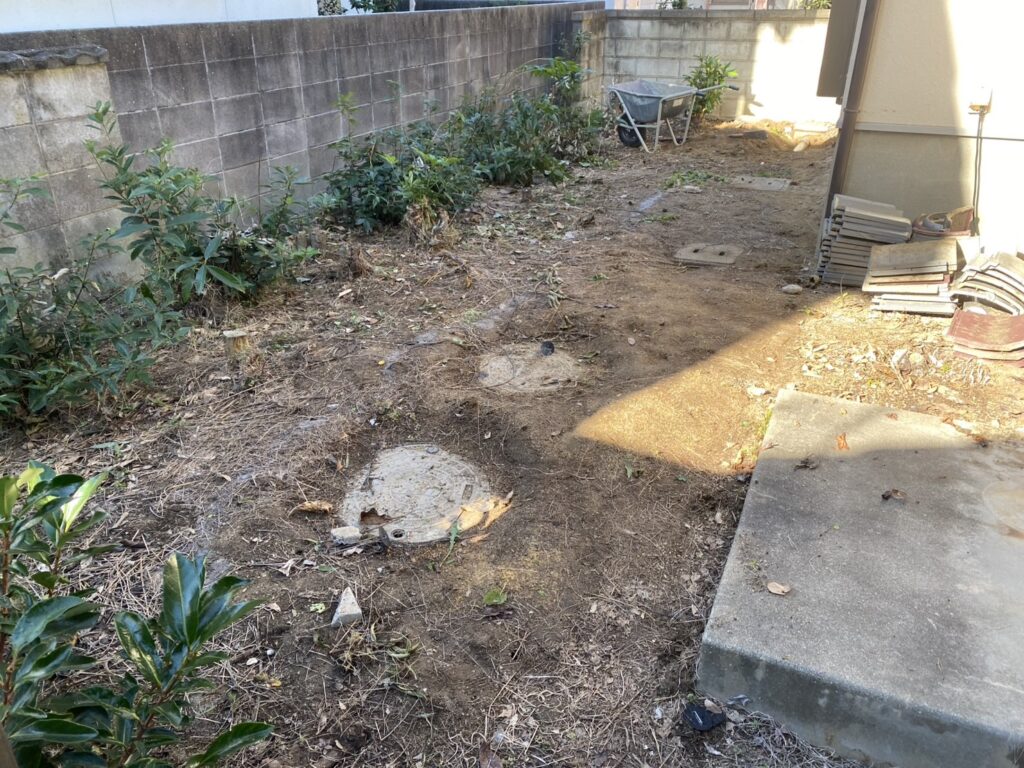 【高松市Ｒ様邸】雑草対策工事着工⛑庭木植栽・雑草・既存防草シート撤去 (株)カインズガーデン｜香川県の庭仕舞い