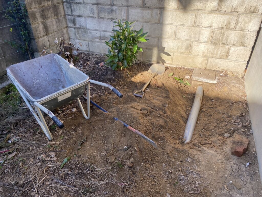 【高松市Ｒ様邸】雑草対策工事着工⛑庭木植栽・雑草・既存防草シート撤去 (株)カインズガーデン｜香川県の庭仕舞い