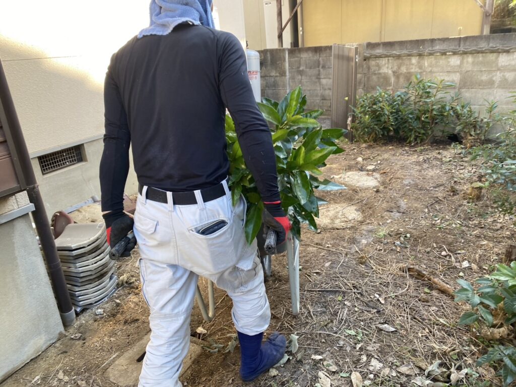 【高松市Ｒ様邸】雑草対策工事着工⛑庭木植栽・雑草・既存防草シート撤去 (株)カインズガーデン｜香川県の庭仕舞い