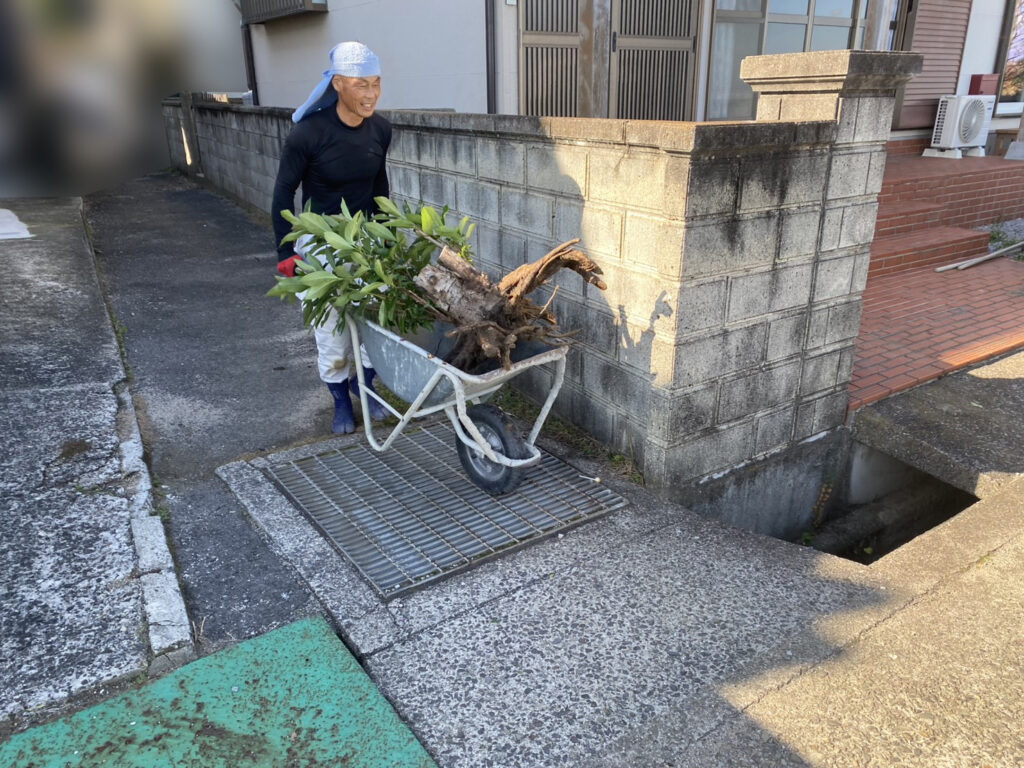 【高松市Ｒ様邸】雑草対策工事着工⛑庭木植栽・雑草・既存防草シート撤去 (株)カインズガーデン｜香川県の庭仕舞い